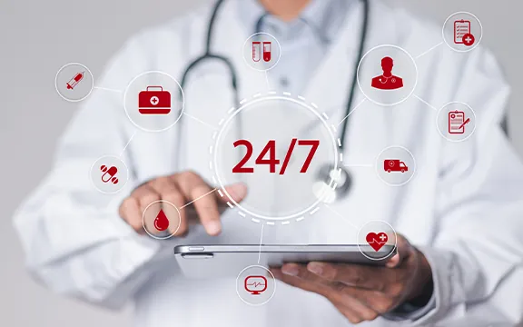 Médico segurando um tablet com o símbolo de atendimento 24 horas