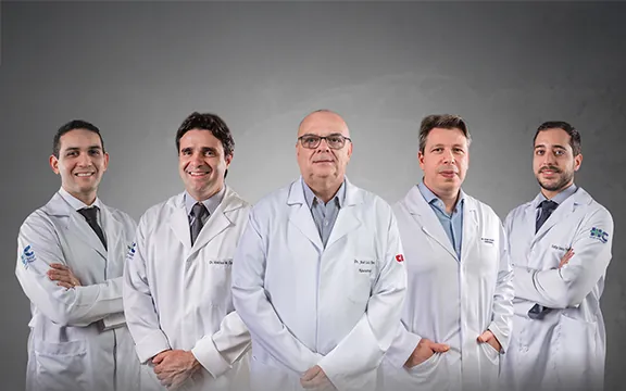 Cinco neurocirurgiões da CIN de jaleco